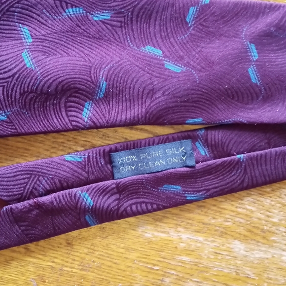 Giorgio Armani Burgundy and Teal Patterned Silk Tie - Picture 4 of 4